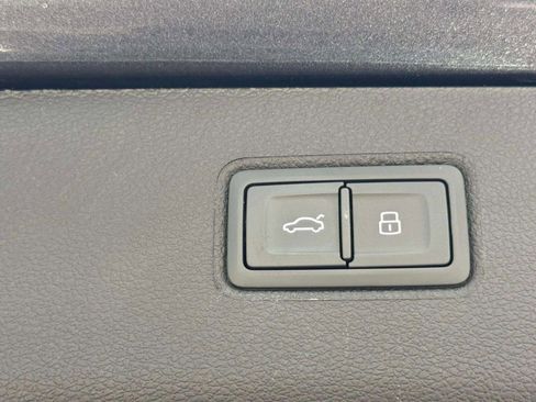 Certified 2021 Bentley Bentayga image 19