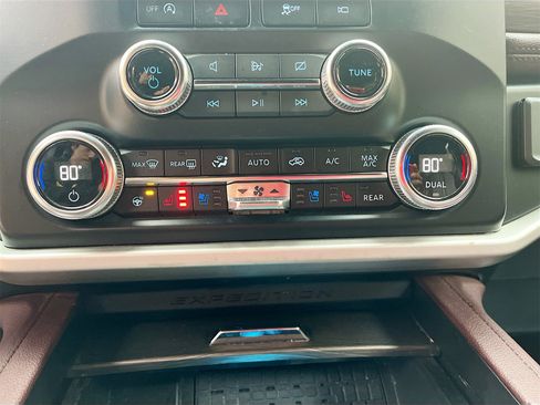 Used 2024 Ford Expedition Limited image 16