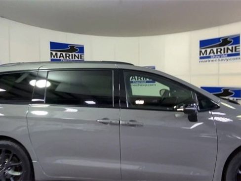 Used 2025 Chrysler Pacifica Limited image 3