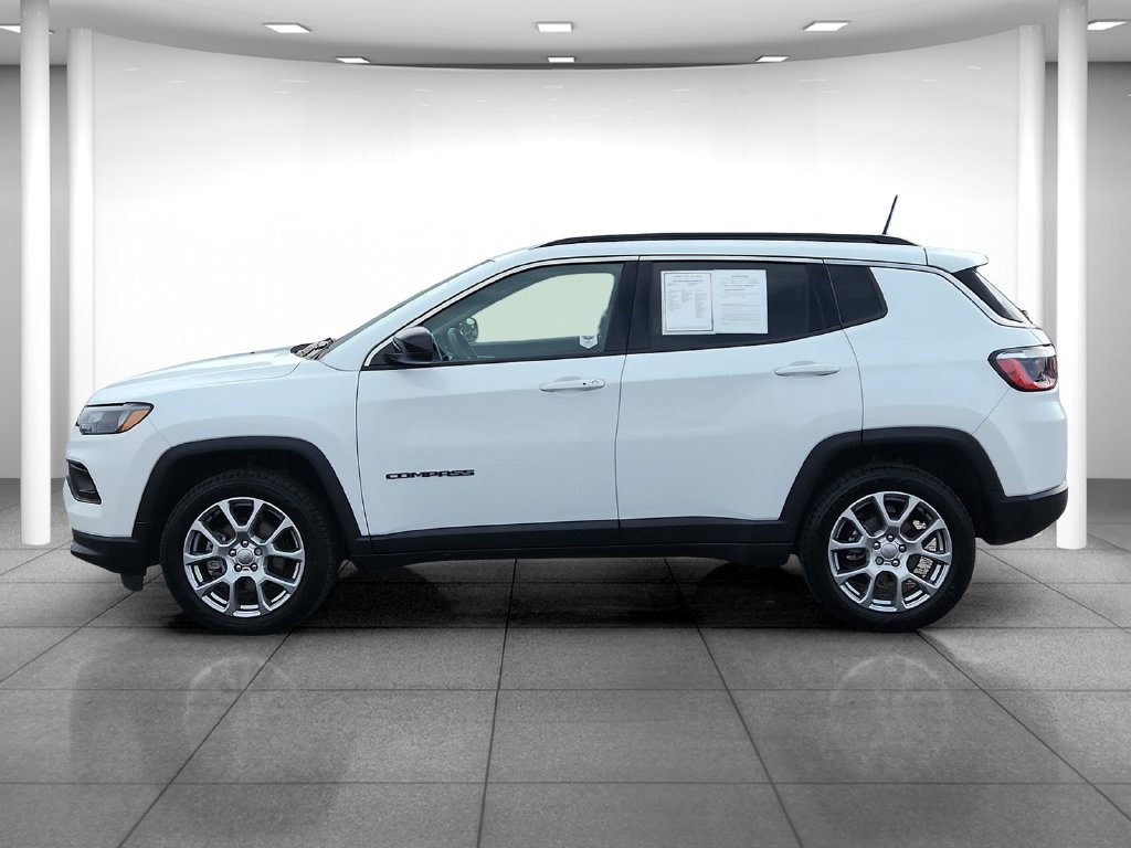 Used 2022 Jeep Compass Latitude w/ Sun and Sound Group AWD/4WD image 5