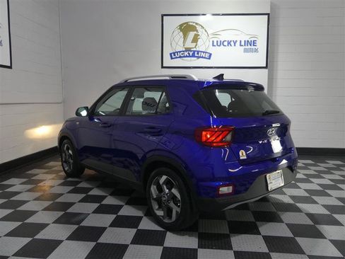 Used 2022 Hyundai Venue SEL FWD image 11