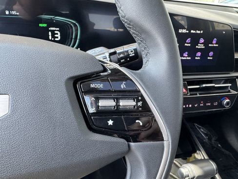 Used 2024 Kia Niro EX Touring image 32