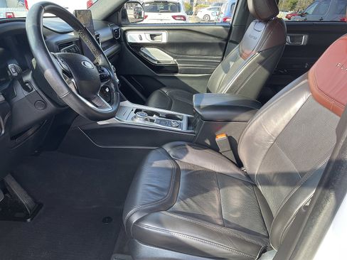 Used 2023 Ford Explorer Platinum w/ Technology Package image 3