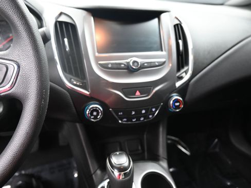 Used 2018 Chevrolet Cruze LT w/ Redline Edition image 15