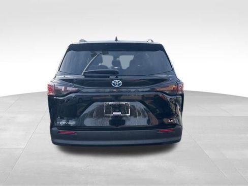 Used 2025 Toyota Sienna LE image 4