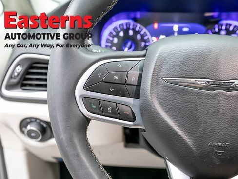 Used 2023 Chrysler Pacifica Touring-L FWD image 15