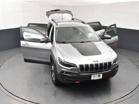 Used 2019 Jeep Cherokee Trailhawk AWD/4WD image 25