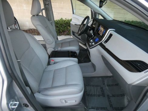 Used 2015 Toyota Sienna XLE image 26