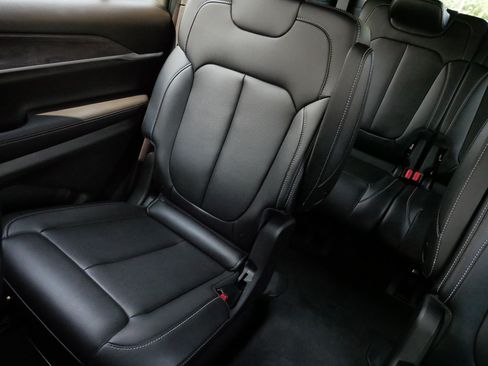 Used 2024 Jeep Grand Cherokee L Limited AWD/4WD image 12
