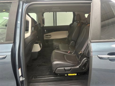 Used 2024 Kia Carnival EX image 22