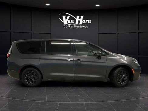Used 2022 Chrysler Pacifica Touring-L w/ S Appearance Package image 2