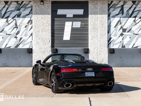 Used 2021 Audi R8 V10 w/ Premium Package image 12