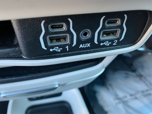 Used 2024 Chrysler Pacifica Touring-L image 33