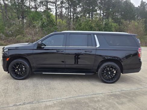 Used 2023 Chevrolet Suburban LT image 2