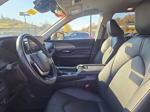 Used 2024 Toyota Grand Highlander XLE image 11