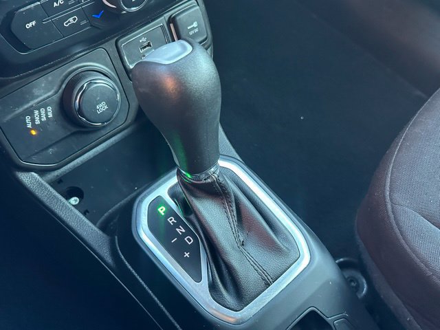 Used 2020 Jeep Renegade Latitude AWD/4WD image 10