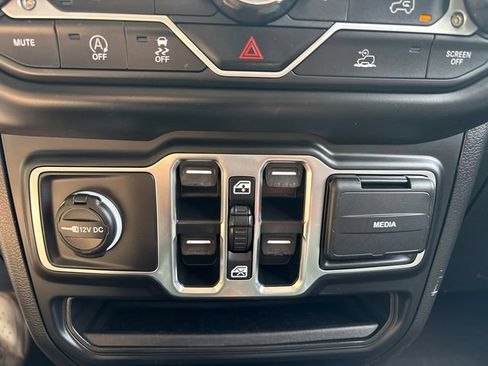 Used 2023 Jeep Wrangler Unlimited Sahara AWD/4WD image 33