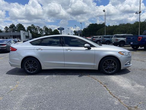 Used 2018 Ford Fusion SE w/ Equipment Group 201A FWD image 2