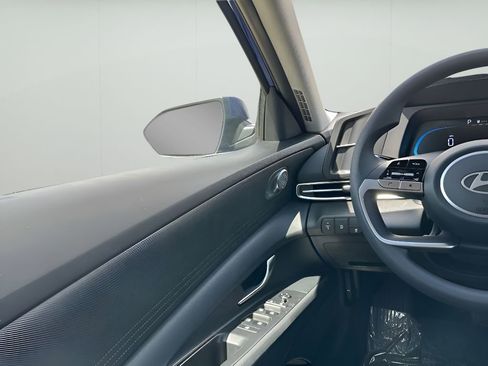 Used 2025 Hyundai Elantra SE w/ Cargo Package image 17