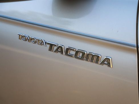 Used 2004 Toyota Tacoma 2WD Regular Cab image 31