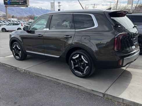 Certified 2023 Kia Telluride EX w/ EX Captain's Chair Package image 3