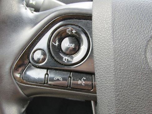 Used 2021 Toyota Prius XLE image 18