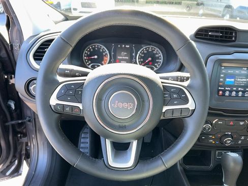 Used 2018 Jeep Renegade Latitude FWD image 15