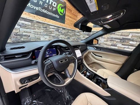 Used 2023 Jeep Grand Cherokee Limited w/ Luxury Tech Group II image 10