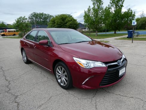 Used 2017 Toyota Camry XLE w/ Moonroof Package FWD image 3