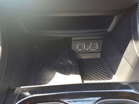 Used 2025 Chrysler Pacifica Limited FWD image 12