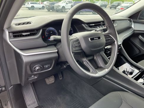 Used 2023 Jeep Grand Cherokee L Laredo AWD/4WD image 2
