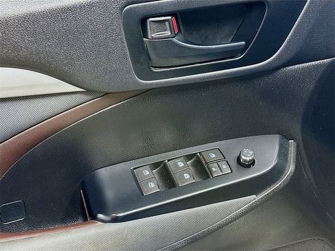 Used 2019 Toyota Highlander LE image 18