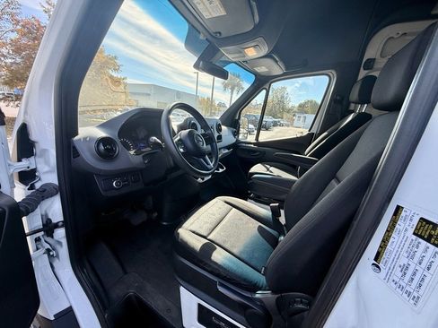 Used 2022 Mercedes-Benz Sprinter 2500 image 8