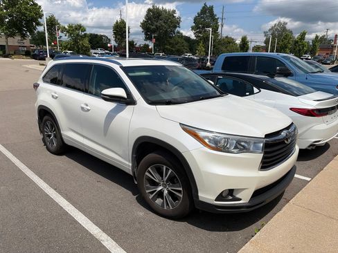 Used 2016 Toyota Highlander XLE AWD/4WD image 2