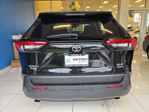 Used 2022 Toyota RAV4 XLE Premium AWD/4WD image 7