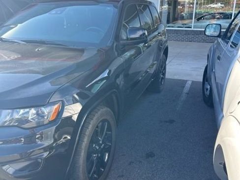 Used 2020 Jeep Grand Cherokee Altitude image 3