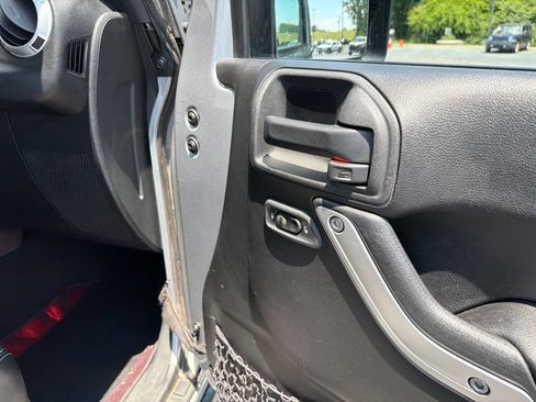 Used 2015 Jeep Wrangler Unlimited Sahara w/ Connectivity Group AWD/4WD image 29