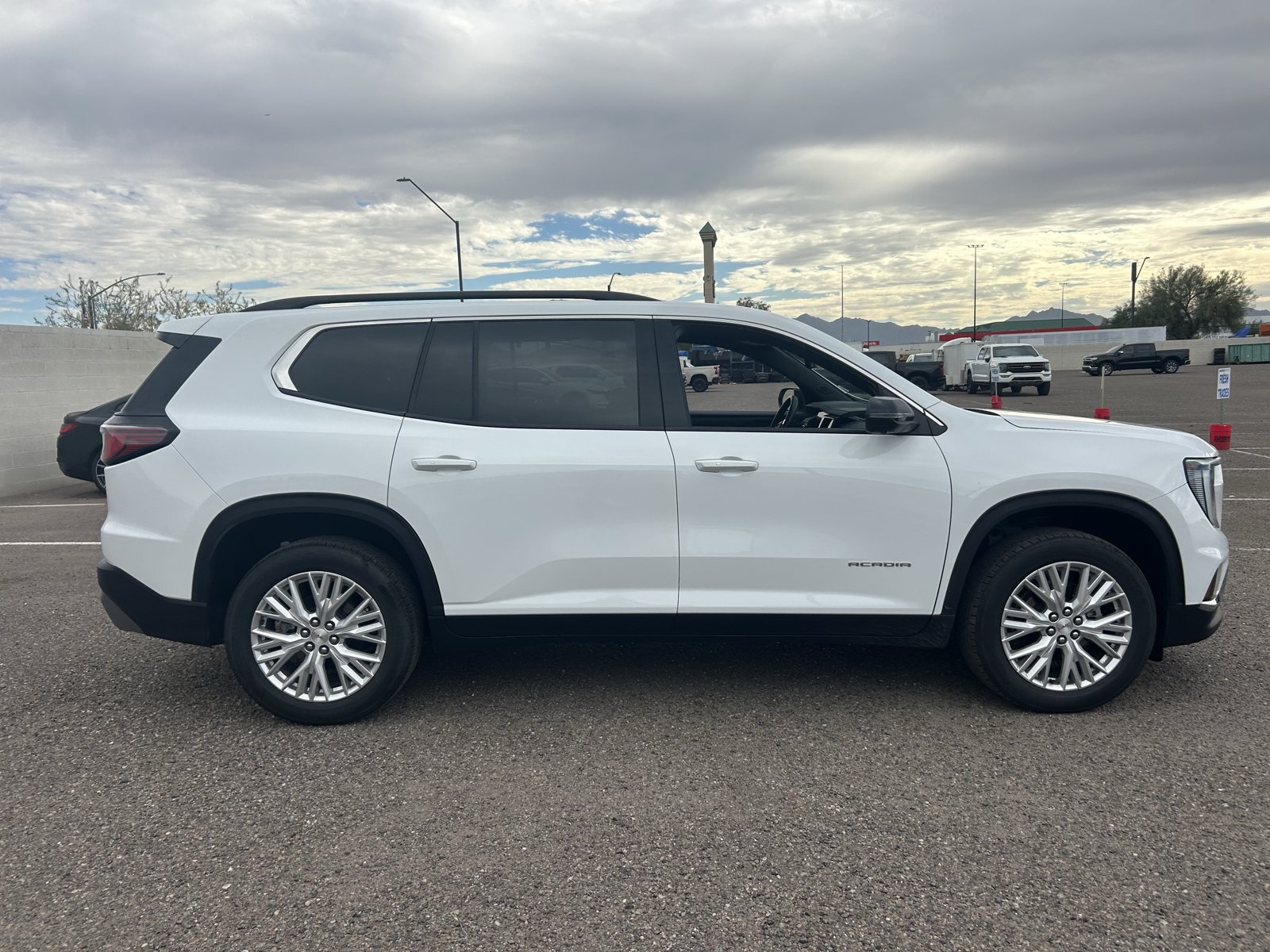 Used 2026 GMC Acadia Elevation w/ Elevation Premium Package FWD image 5