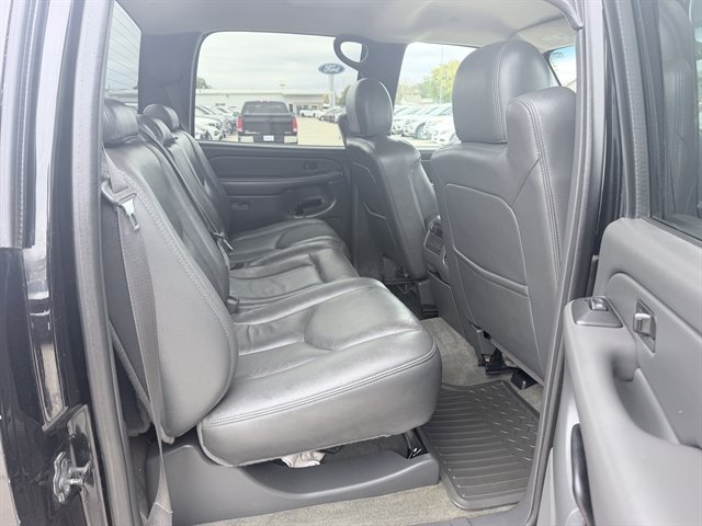 Used 2004 GMC Sierra 2500 SLT w/ Heavy-Duty Power Package AWD/4WD image 4