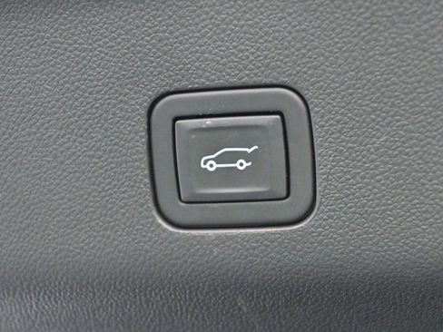 Used 2025 GMC Yukon Denali Ultimate AWD/4WD image 12