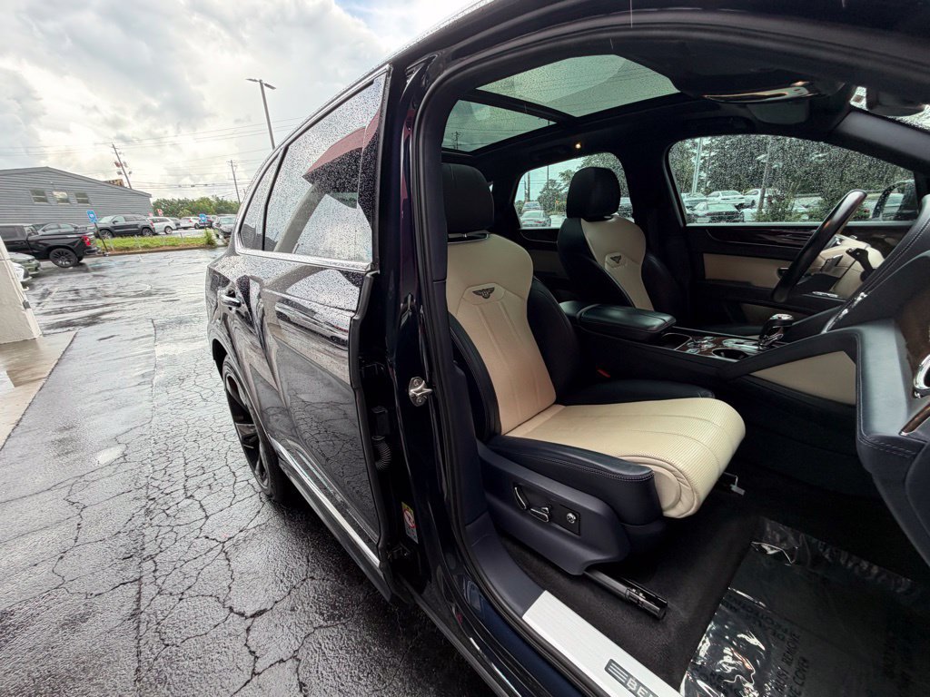 Used 2021 Bentley Bentayga AWD/4WD image 34