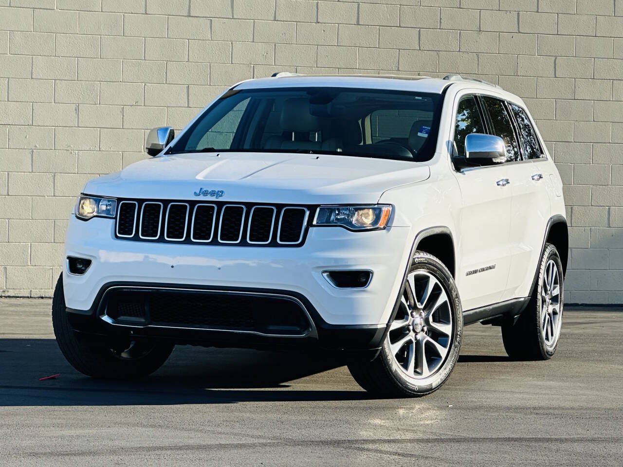 Used 2018 Jeep Grand Cherokee Limited AWD/4WD image 3
