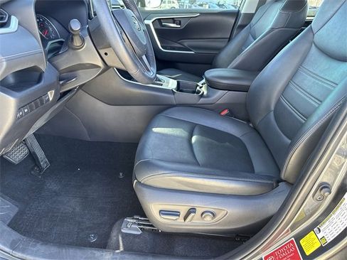 Used 2021 Toyota RAV4 XLE Premium image 18
