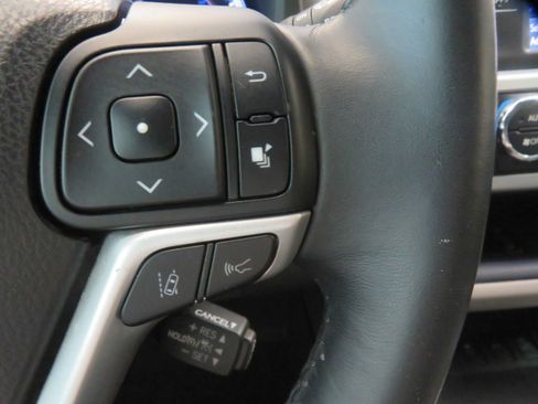 Used 2018 Toyota Highlander XLE AWD/4WD image 38