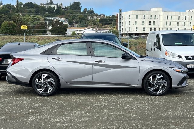 Certified 2025 Hyundai Elantra SEL FWD image 3