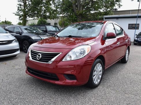 Used 2014 Nissan Versa SV FWD image 2