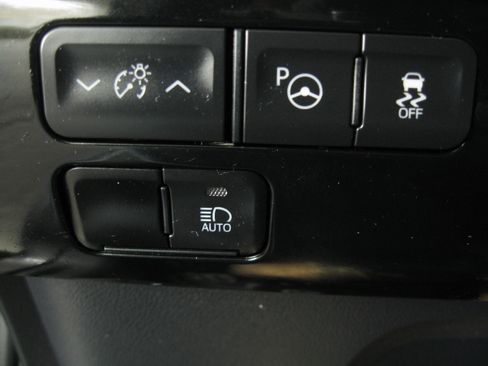 Used 2021 Toyota Prius LE image 16