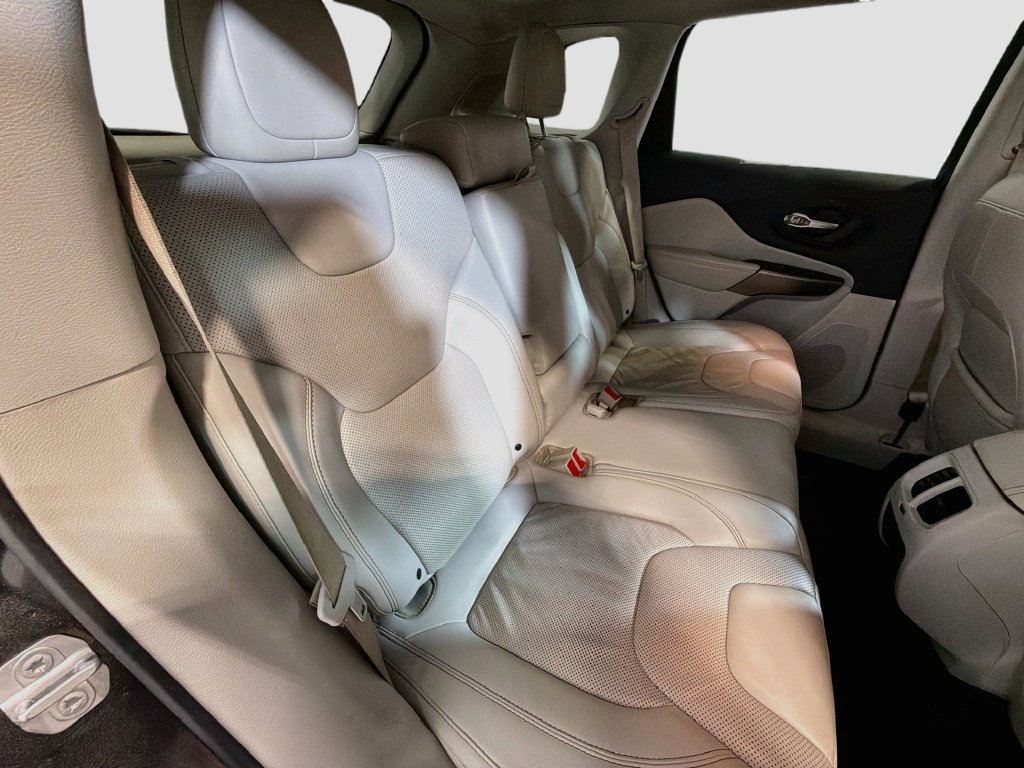 Used 2019 Jeep Cherokee Limited AWD/4WD image 24