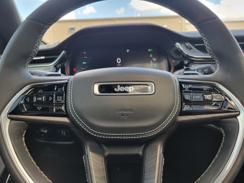 Used 2022 Jeep Grand Cherokee Overland w/ Luxury Tech Group IV AWD/4WD image 9