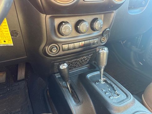 Used 2016 Jeep Wrangler Unlimited Sahara image 15